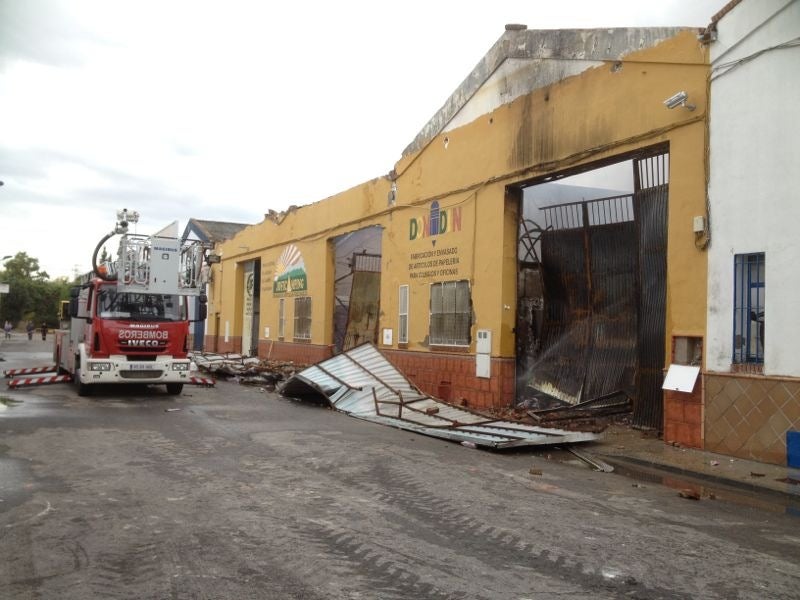 Una dotación de bomberos sigue controlando y enfriando los restos de Jofisa que ha quedado calcinada