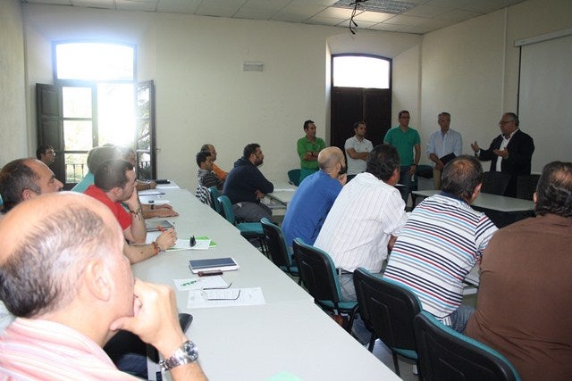 El Ayuntamiento impulsa un taller de extracción sostenible de resina como oportunidad de autoempleo