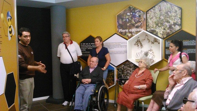Un gupo de mayores de la Casa Hogar de Cáritas visitan el Centro de Interpretación de la Miel