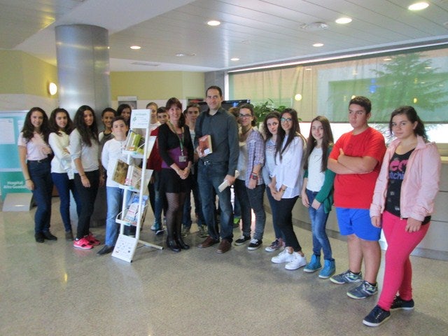 Alumnos y profesores del IES Jándula donan libros para pacientes y acompañantes del Alto Guadalquivir