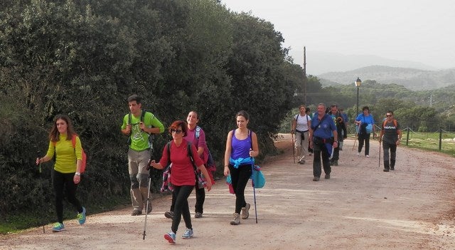 400 devotos caminan con Peregrinos del Alba
