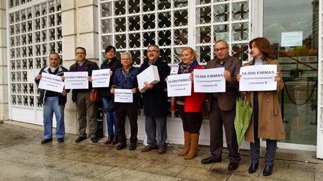 13.600 firmas para la supresión de las peonadas son presentadas por IU ante la subdelegación de Jaén