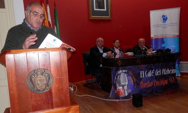 La Asociación de Familiares de Personas con Alzhéimer presenta un libro de poesías para sensibilizar sobre la enfermedad