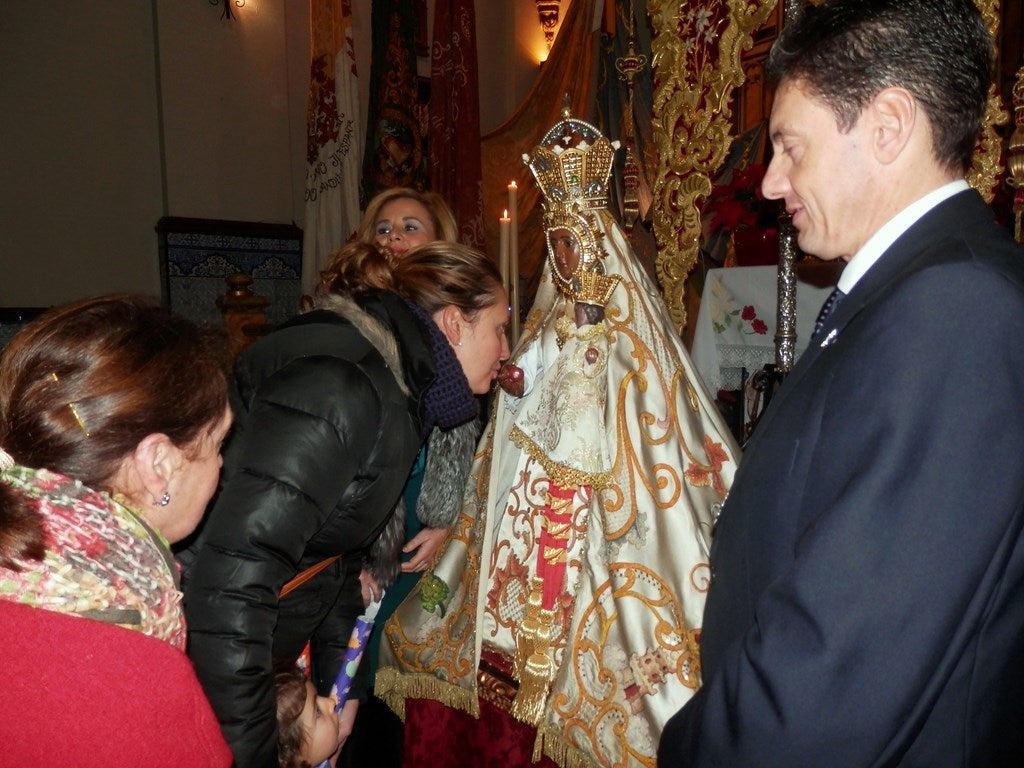 Emotivo besamanos solidario de la Virgen de la Cabeza en la ermita de la calle Ollerías