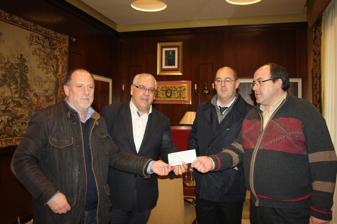 El Club de Padel Ciudad de Andújar dona 200kg de alimentos y 550 euros a la Fundación Benéfica Nuestra Señora de la Cabeza