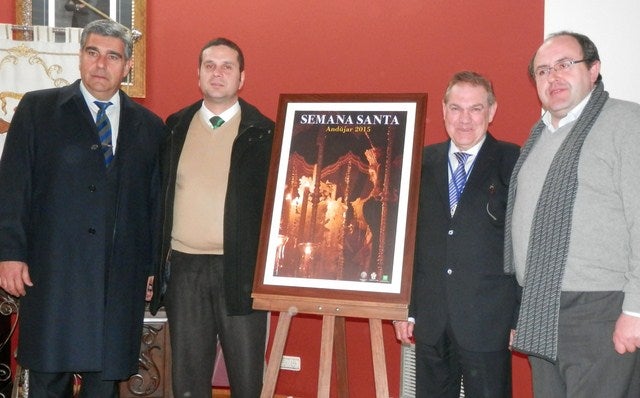 La solemne salida de la Virgen de la Esperanza ilustra la Semana Santa 2015