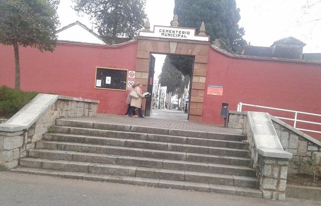 El PSOE dice que el Ayuntamiento ha pagado la luz a la empresa Parque Cementerio y el Consistorio matiza que se debe a un cambio de potencia del contador