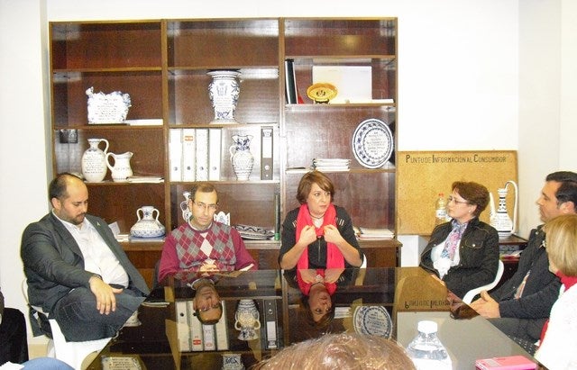 La ex directora general de Comercio de IU resalta el sector comercial de Andújar y se reúne con Mercandújar