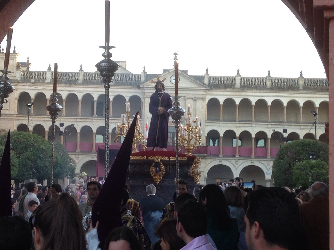 Radiante procesionar de las cofradías en el Jueves Santo