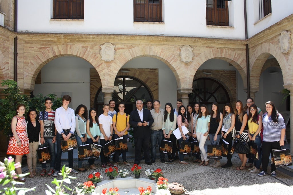 Alumnos del IES Ntra. Sra. de la Cabeza reciben sus certificados por su trabajo en prácticas en los museos
