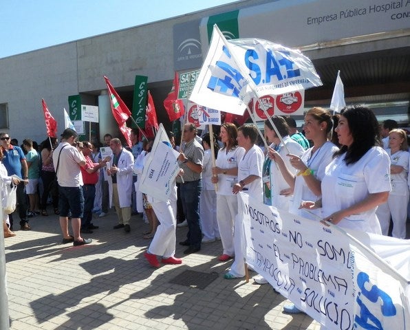 Casi un centenar de empleados del hospital se concentran para pedir más calidad asistencial y más dotación presupuestaria