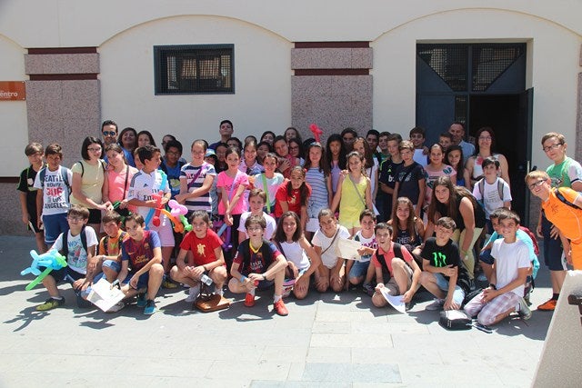 La Feria del Emprendimiento exhibe la creatividad empresarial de los escolares