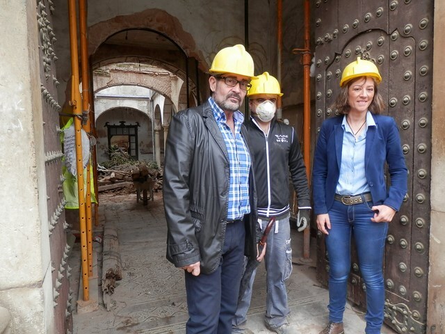 Arranca la remodelación del Palacio del Ecijano con el desescombro y la limpieza