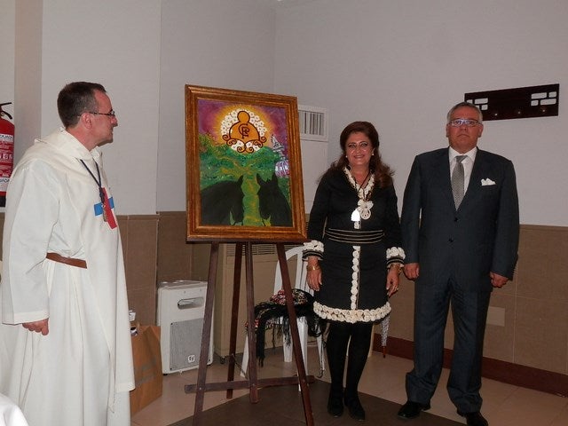 La autora del cartel y Hermana Mayor junto al presidente de la Peña y el padre trinitario en la presentación de la obra. 