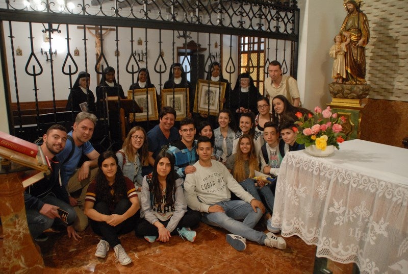 Alumnos participantes en la actividad junto a las madres mínimas. 