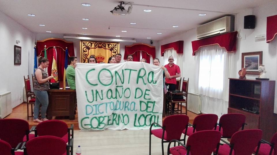Ediles junto a simpatizantes en el encierro que realizaron en el salón de plenos del municipio villanovero. 