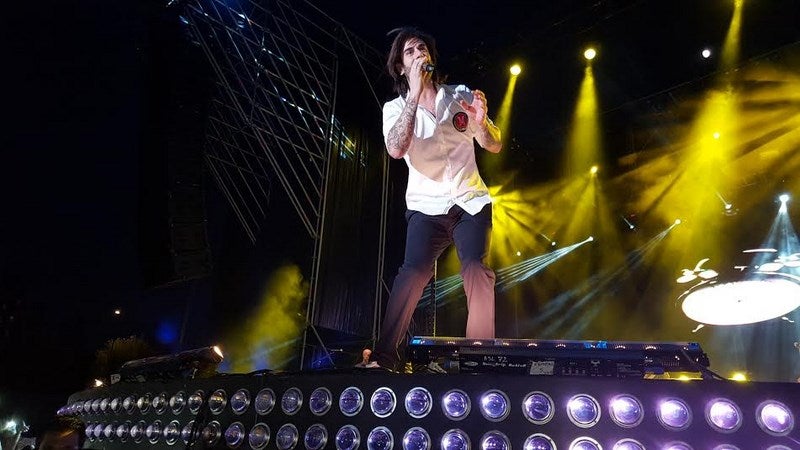 El cantante durante su actuación en Andújar anoche. 