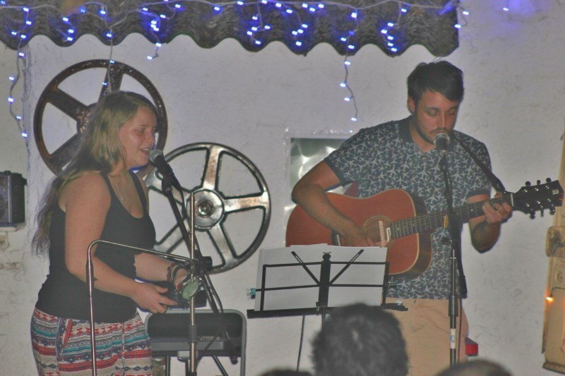 Los andujareños Antonio Mena y Cristina Ybarra durante su concierto en acústico. 