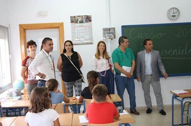 El alcalde y la concejala visitan a los escolares en una de las aulas del C.P. Cristo Rey. 