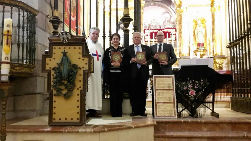 El rector de Santuario junto a la Hermana Mayor, Francisco Fuerntes y el pianista Antonio Jesús Pareja. 