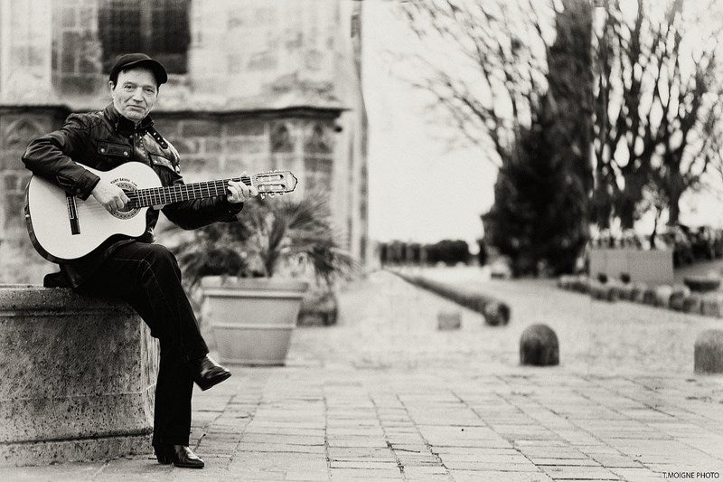 El andujareño junto a su inseparable guitarra. 
