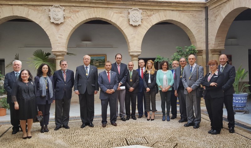 Autoridades municipales junto a los miembros de la Academia Andaluza de la Historia en Andújar. 