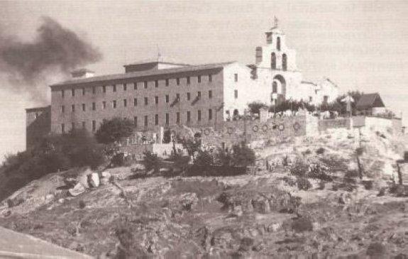 Vista general de las ocho coronas que cuelgan de las ruinas del santuario, formando parte del vía crucis a los caídos en el asedio.