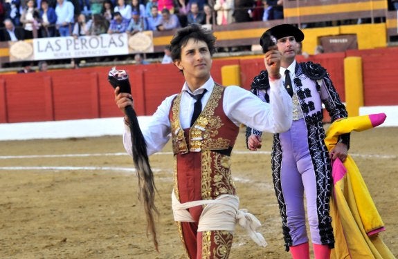 Andrés Roca Rey pasea sus triunfos obtenidos del único toro que lidió.
