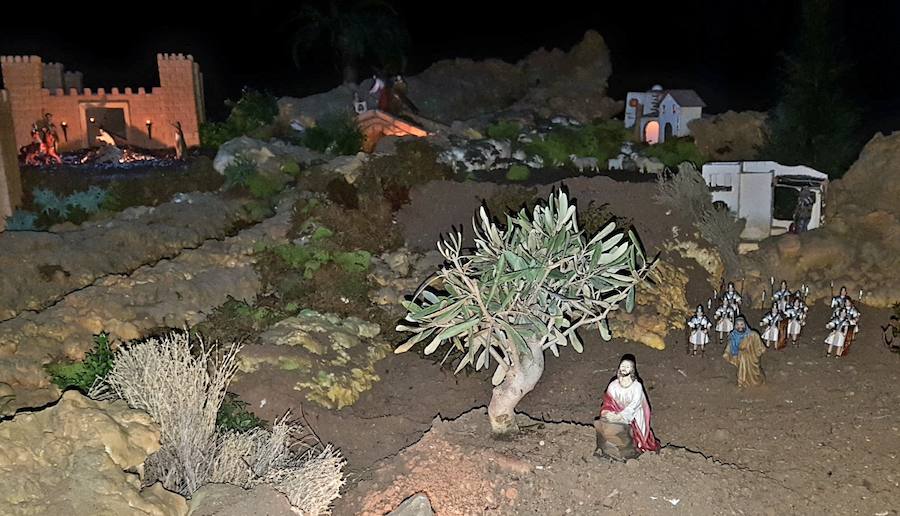 Recrean la Pasión de Jesús en miniatura para las clases de catéquesis
