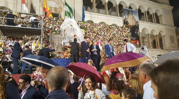 Ni la lluvia impide la ofrenda floral multitudinaria a la Virgen de la Cabeza