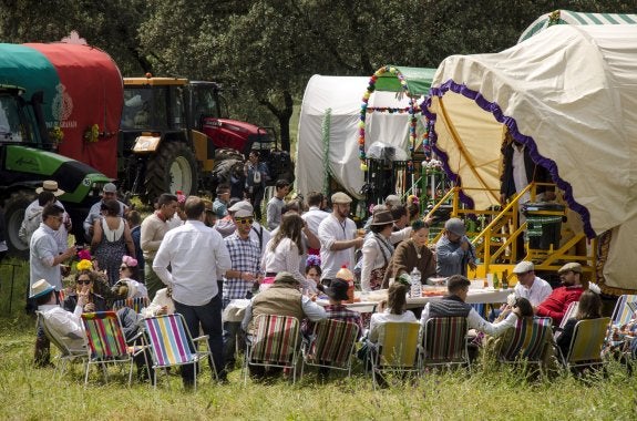 Romeros haciendo la parada para almorzar en Lugar Nuevo. 