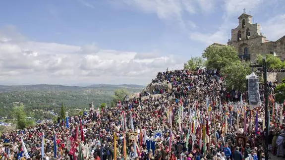 Miles de romeros veneran a la Virgen de la Cabeza