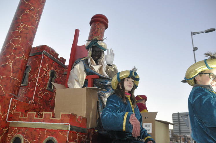 12 carrozas y 250 personas formaron parte del desfile de la ilusión que concluyo en la Plaza Mayor donde sus majestades recibieron a todos los niños