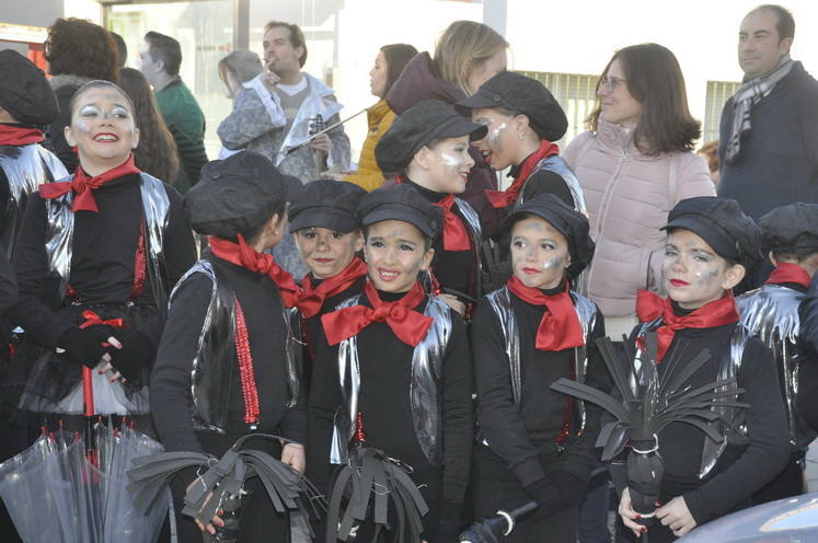 12 carrozas y 250 personas formaron parte del desfile de la ilusión que concluyo en la Plaza Mayor donde sus majestades recibieron a todos los niños