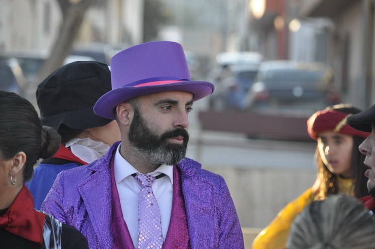 12 carrozas y 250 personas formaron parte del desfile de la ilusión que concluyo en la Plaza Mayor donde sus majestades recibieron a todos los niños