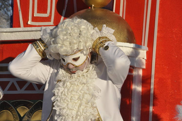 12 carrozas y 250 personas formaron parte del desfile de la ilusión que concluyo en la Plaza Mayor donde sus majestades recibieron a todos los niños