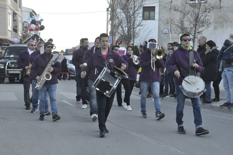 12 carrozas y 250 personas formaron parte del desfile de la ilusión que concluyo en la Plaza Mayor donde sus majestades recibieron a todos los niños