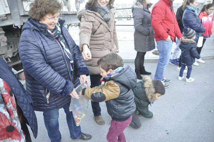 12 carrozas y 250 personas formaron parte del desfile de la ilusión que concluyo en la Plaza Mayor donde sus majestades recibieron a todos los niños