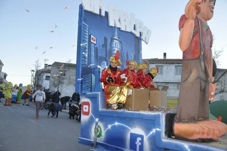 12 carrozas y 250 personas formaron parte del desfile de la ilusión que concluyo en la Plaza Mayor donde sus majestades recibieron a todos los niños
