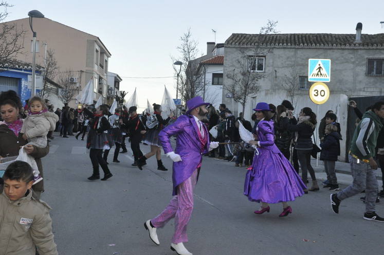 12 carrozas y 250 personas formaron parte del desfile de la ilusión que concluyo en la Plaza Mayor donde sus majestades recibieron a todos los niños