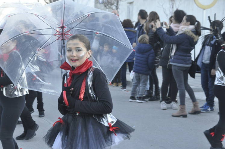 12 carrozas y 250 personas formaron parte del desfile de la ilusión que concluyo en la Plaza Mayor donde sus majestades recibieron a todos los niños