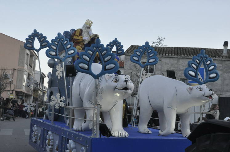 12 carrozas y 250 personas formaron parte del desfile de la ilusión que concluyo en la Plaza Mayor donde sus majestades recibieron a todos los niños