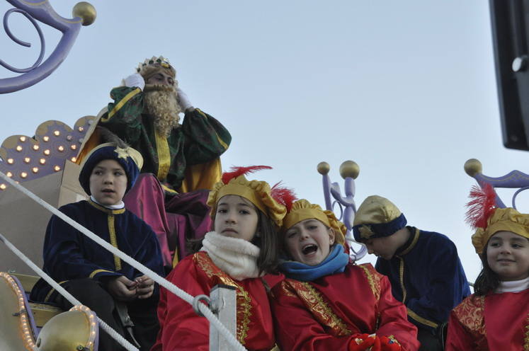12 carrozas y 250 personas formaron parte del desfile de la ilusión que concluyo en la Plaza Mayor donde sus majestades recibieron a todos los niños
