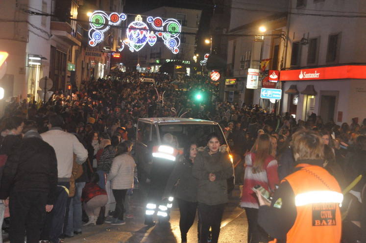 12 carrozas y 250 personas formaron parte del desfile de la ilusión que concluyo en la Plaza Mayor donde sus majestades recibieron a todos los niños