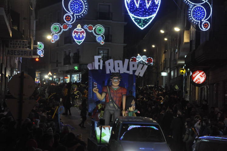 12 carrozas y 250 personas formaron parte del desfile de la ilusión que concluyo en la Plaza Mayor donde sus majestades recibieron a todos los niños