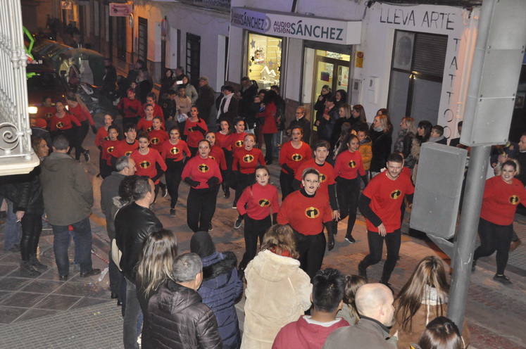 12 carrozas y 250 personas formaron parte del desfile de la ilusión que concluyo en la Plaza Mayor donde sus majestades recibieron a todos los niños