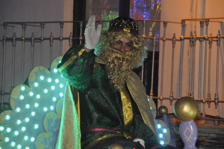 12 carrozas y 250 personas formaron parte del desfile de la ilusión que concluyo en la Plaza Mayor donde sus majestades recibieron a todos los niños