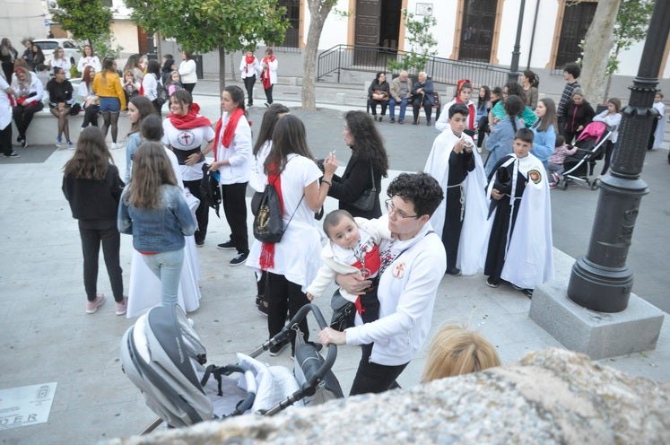 La excelente temperatura, en noche primaveral, facilitó que miles de personas presenciarán el desfile procesiona.