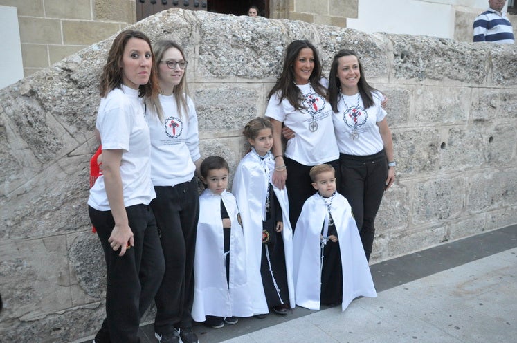 La excelente temperatura, en noche primaveral, facilitó que miles de personas presenciarán el desfile procesiona.