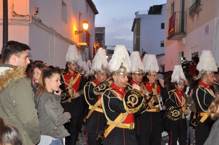 La excelente temperatura, en noche primaveral, facilitó que miles de personas presenciarán el desfile procesiona.